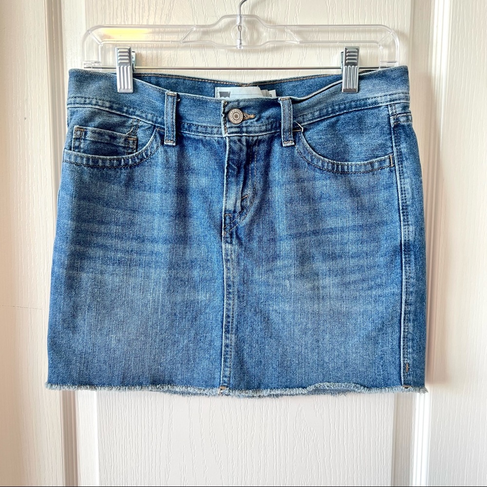 LEVI’S Frayed Hem Denim Mini Jean Skirt—SZ. 3(XS)